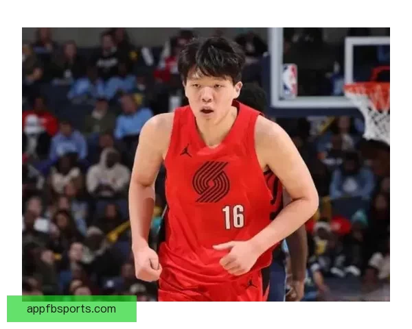 杨瀚森6+4遭针对被对手抱摔放倒却吃技术犯规 球迷怒吼裁判判罚不公